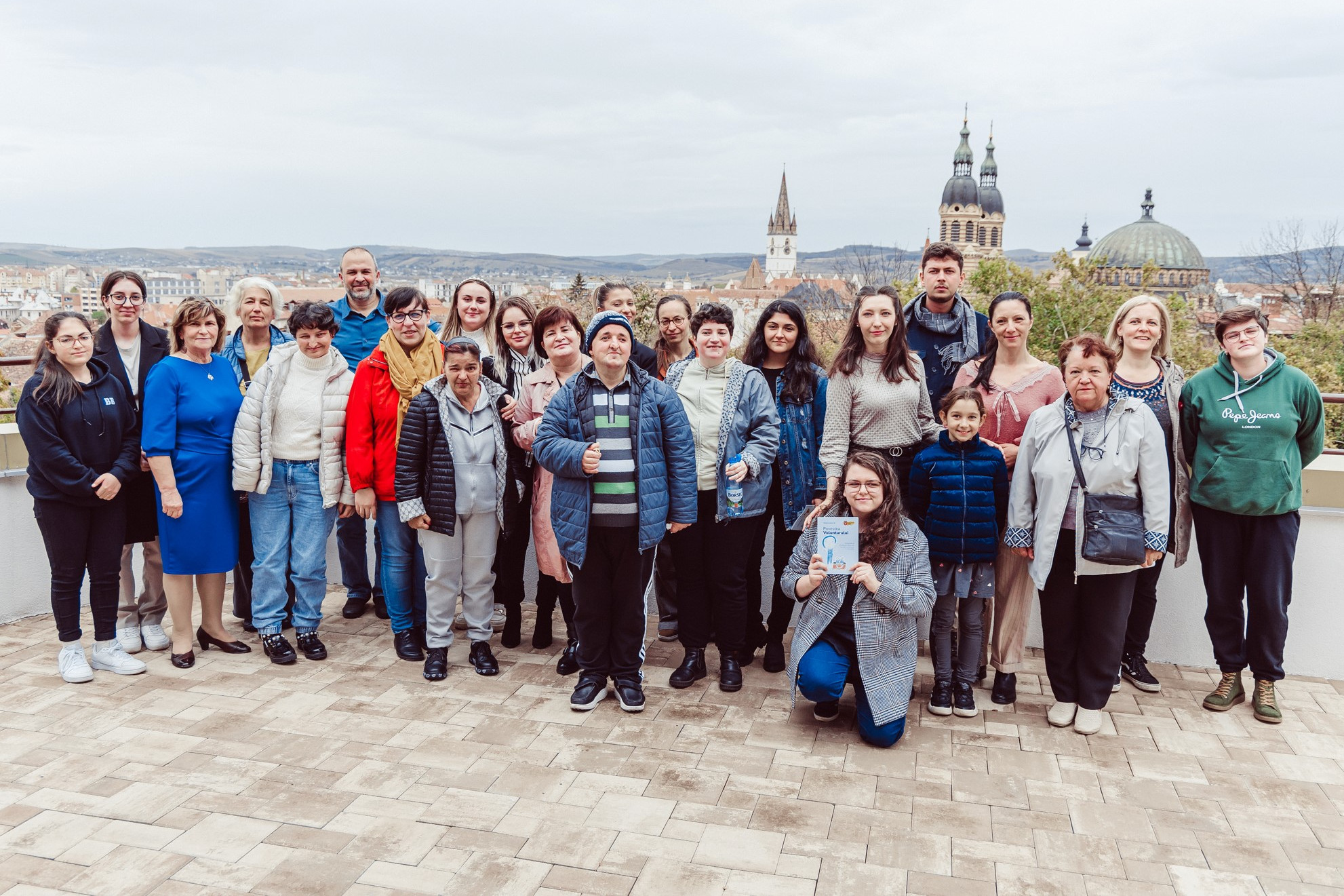 Proiectul "Voluntariatul nu lasă pe nimeni în urmă", a avut loc în perioada mai - octombrie 2023, şi a urmărit să sublinieze importanța voluntariatului cu scopul de a atrage tineri în munca cu persoanele cu dizabilități și să ofere în acelaşi timp oportunitatea de a înveța noi abilități prin participarea la ateliere creative.